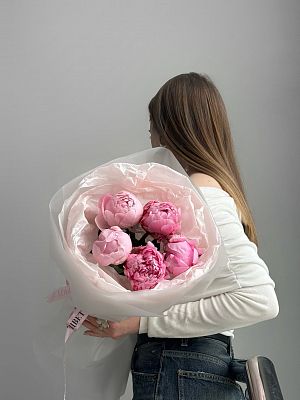 Букет из 5 пионов